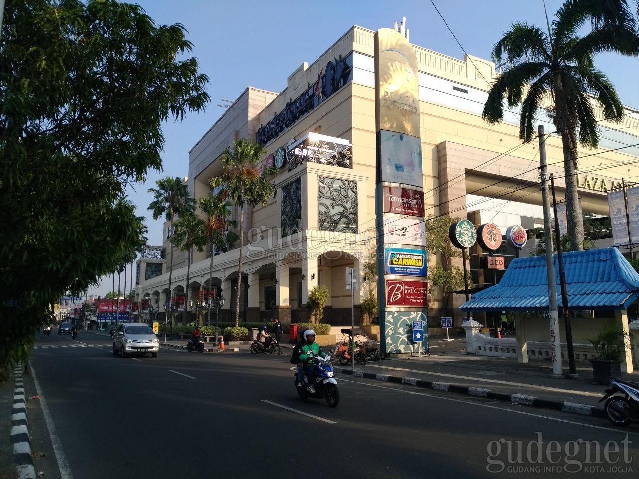 Plaza Ambarrukmo Kembali Buka Tenant Sektor Esensial dan Resto Plaza Ambarrukmo Kembali Buka Tenant Sektor Esensial dan Resto