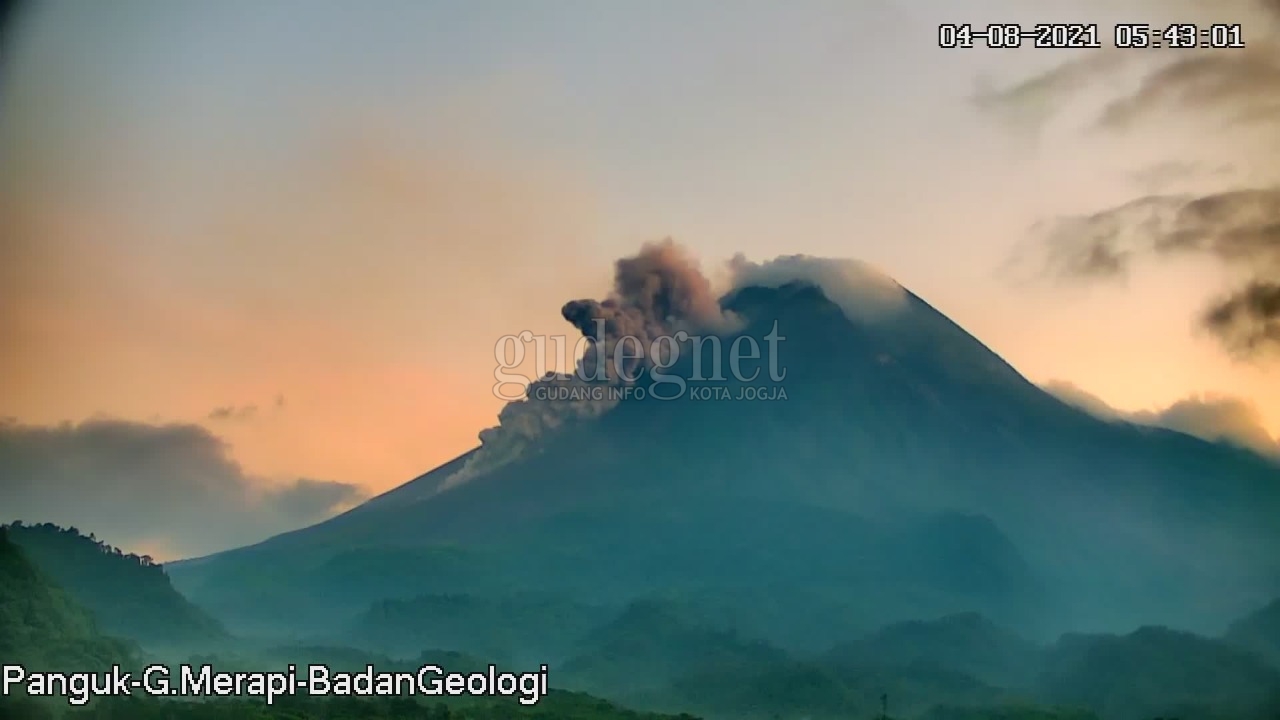 Merapi Muntahkan Awan Panas Sejauh 1.400 Meter Merapi Muntahkan Awan Panas Sejauh 1.400 Meter
