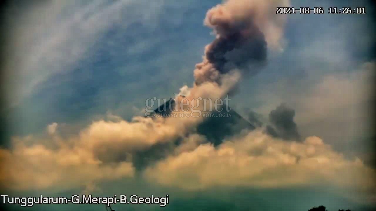 Merapi Muntahkan 3 Kali Awan Panas dalam Waktu Berdekatan Merapi Muntahkan 3 Kali Awan Panas dalam Waktu Berdekatan