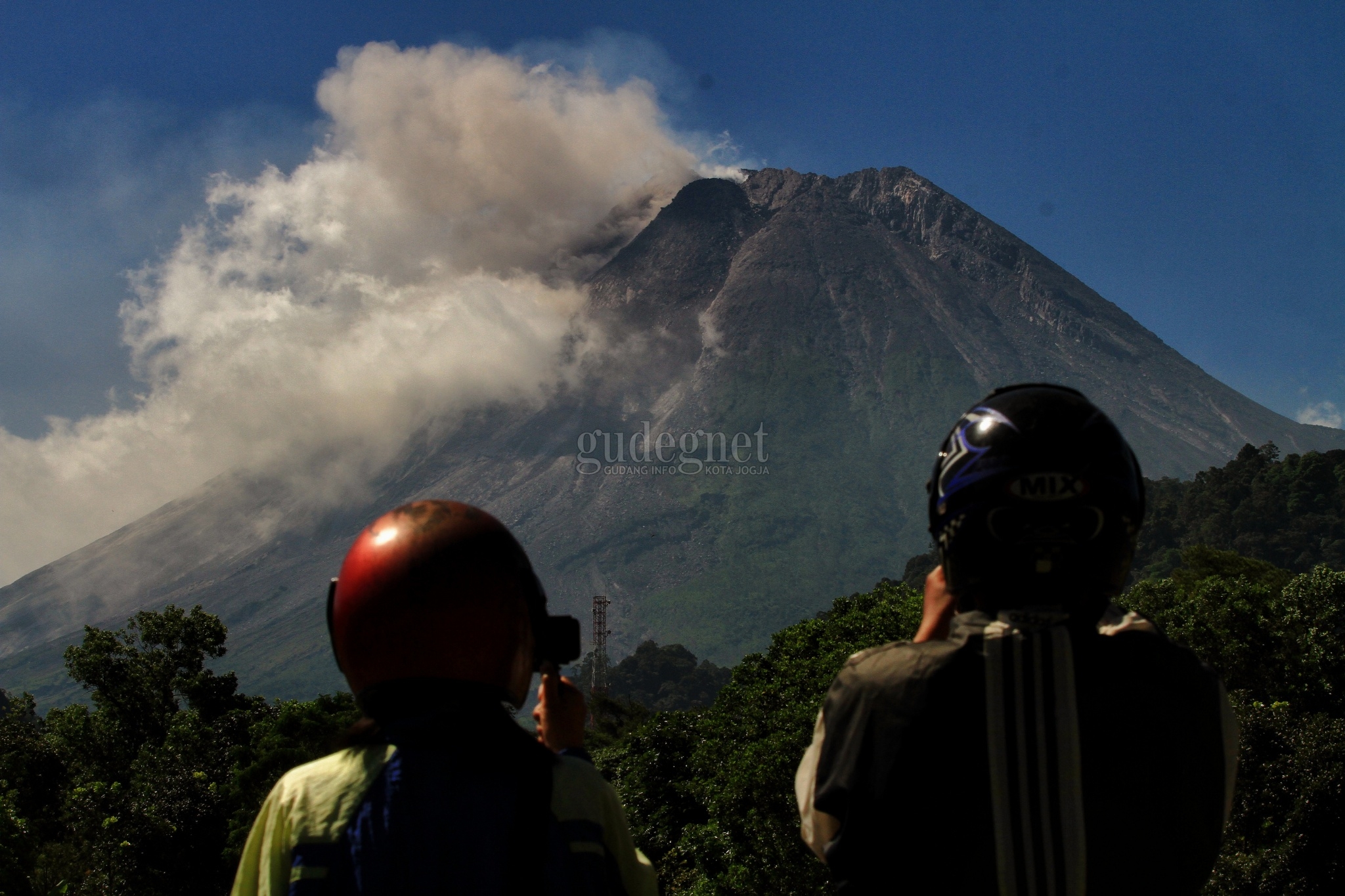 Merapi Muntahkan Awan Panas Sejauh 3.000 Meter Merapi Muntahkan Awan Panas Sejauh 3.000 Meter