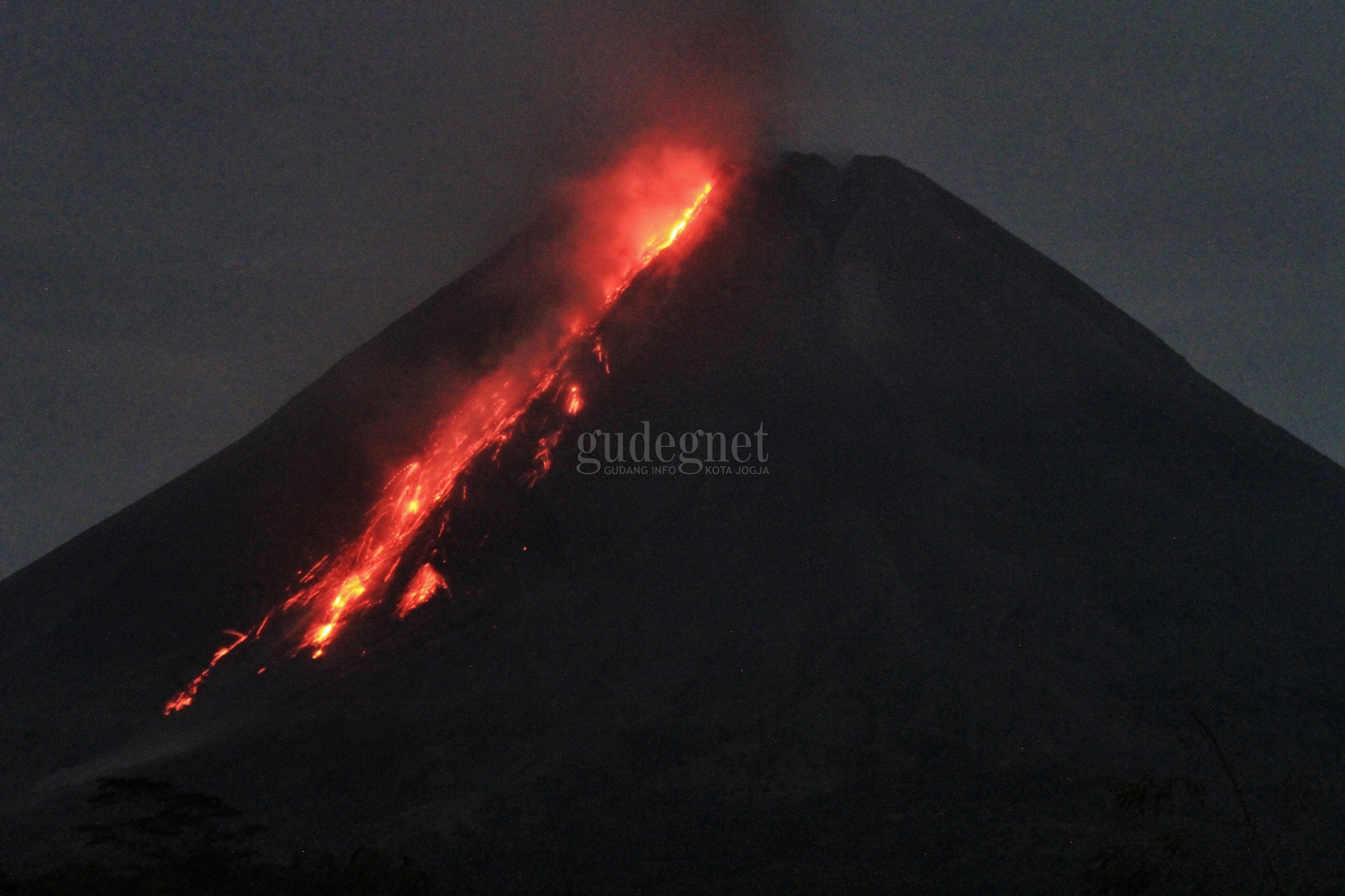 Merapi Luncurkan Dua Kali Awan Panas, Cuaca Berkabut Merapi Luncurkan Dua Kali Awan Panas, Cuaca Berkabut
