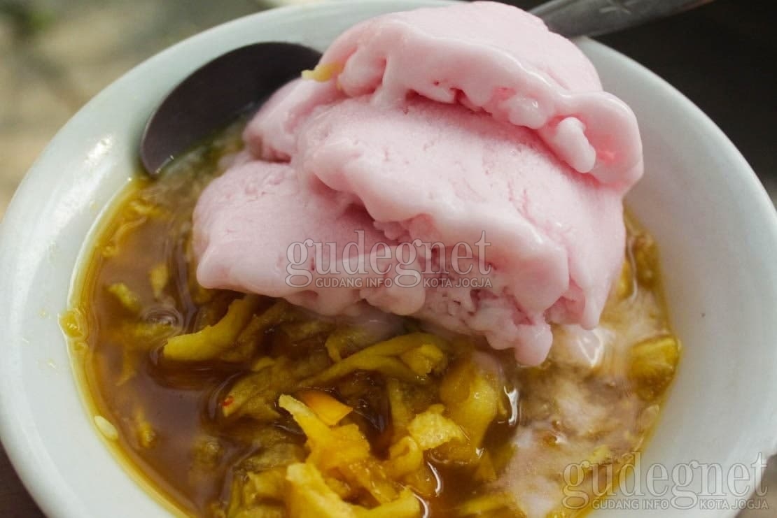 Rujak Es Krim Pak Nardi, Kuliner Legendaris yang &lsquo;Nyes&rsquo; di Mulut
