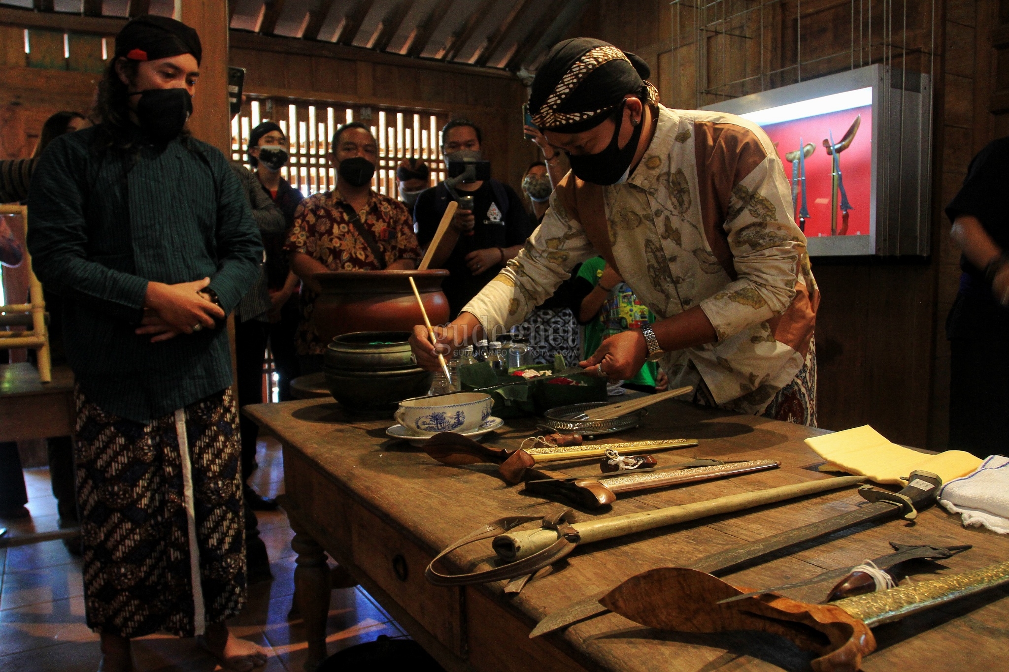 Melihat Ritual Hamasuh Tosan Aji, Prosesi Jamasan Keris Komunitas Lar Gangsir Melihat Ritual Hamasuh Tosan Aji, Prosesi Jamasan Keris Komunitas Lar Gangsir