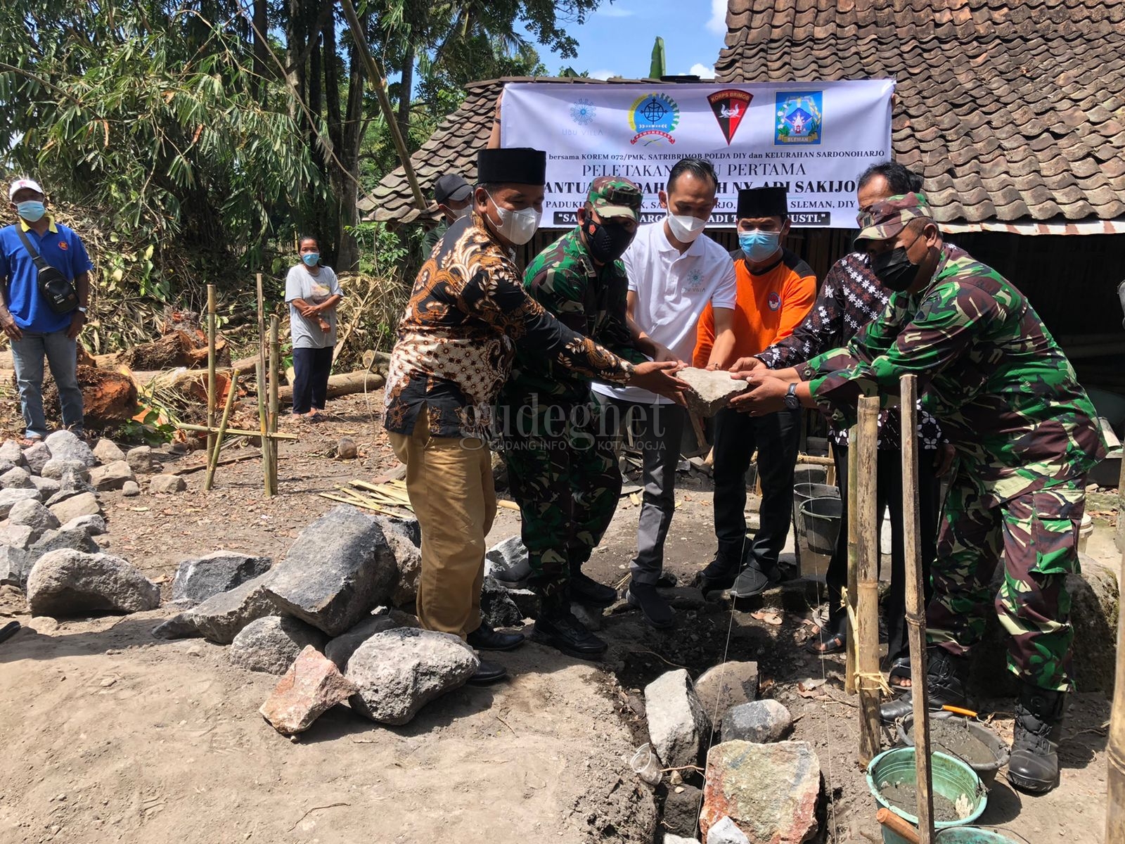 Kolaborasi Ubu Villa, TNI, dan Warga Bangun Rumah Baru Layak Huni untuk Adi Sakijo Kolaborasi Ubu Villa, TNI, dan Warga Bangun Rumah Baru Layak Huni untuk Adi Sakijo