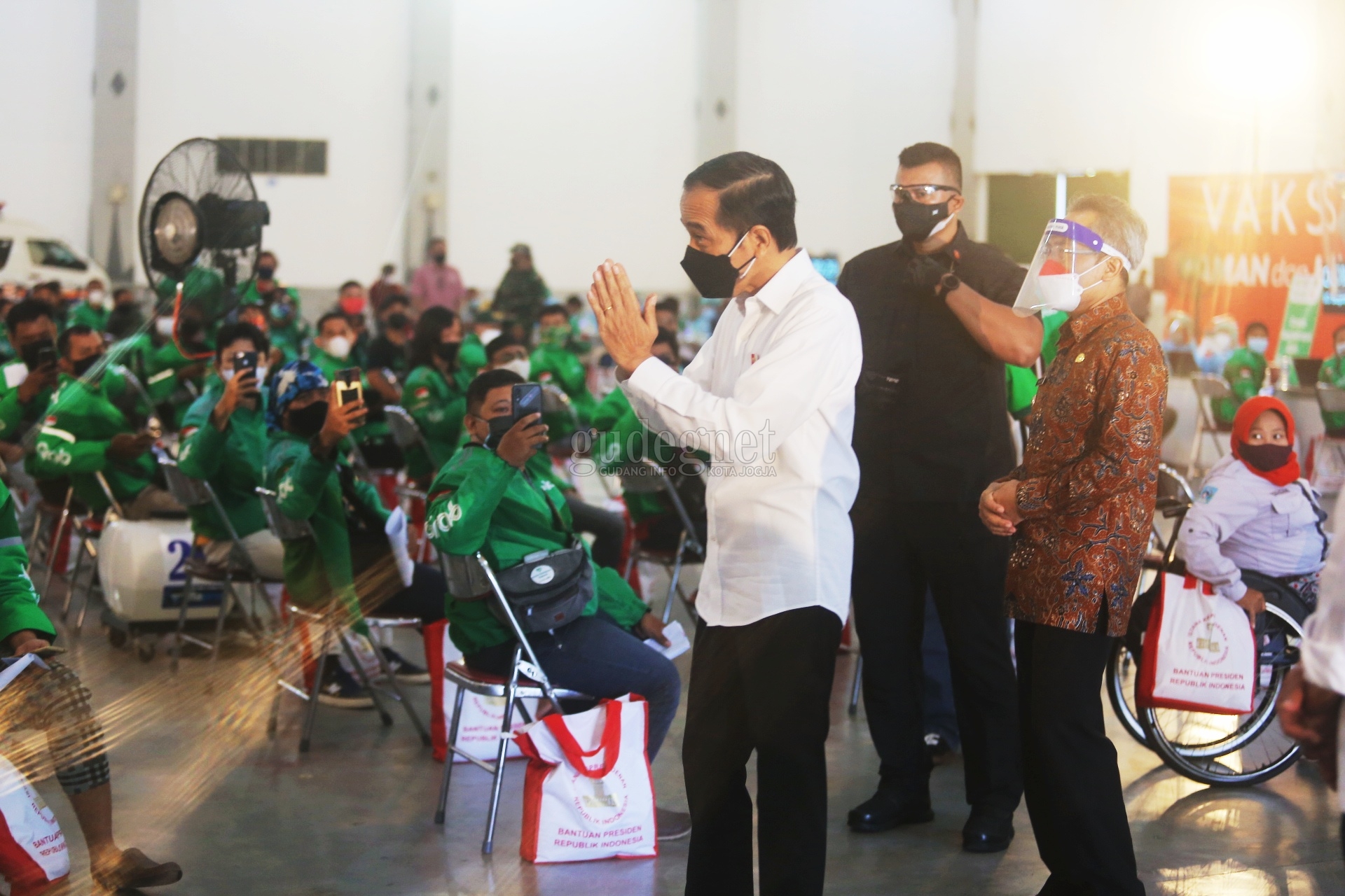 Jokowi Tinjau Vaksinasi Ramah Penyandang Disabilitas di JEC Jokowi Tinjau Vaksinasi Ramah Penyandang Disabilitas di JEC