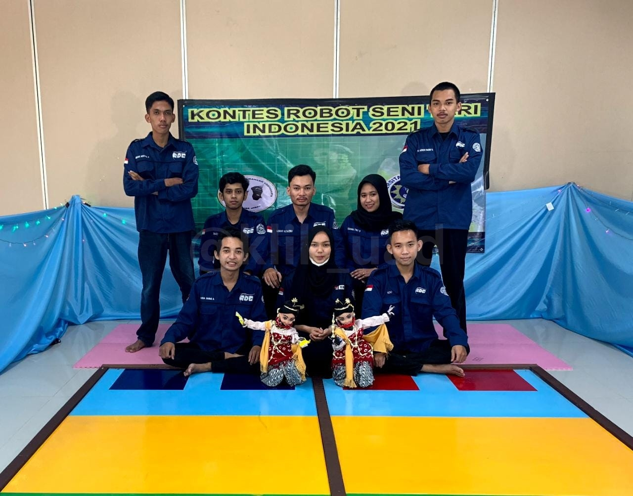Tim Robot 'Lanange Jagad' UAD Juara III KRI Wilayah I Tim Robot 'Lanange Jagad' UAD Juara III KRI Wilayah I