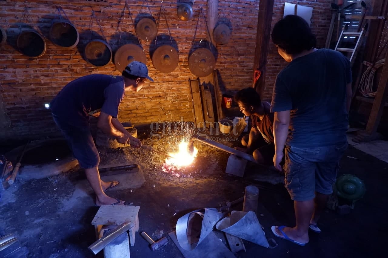 Riset FKY 2021 ''Mereka Rekam'': Perjalanan Hidup Mati Gamelan Perunggu Riset FKY 2021 ''Mereka Rekam'': Perjalanan Hidup Mati Gamelan Perunggu
