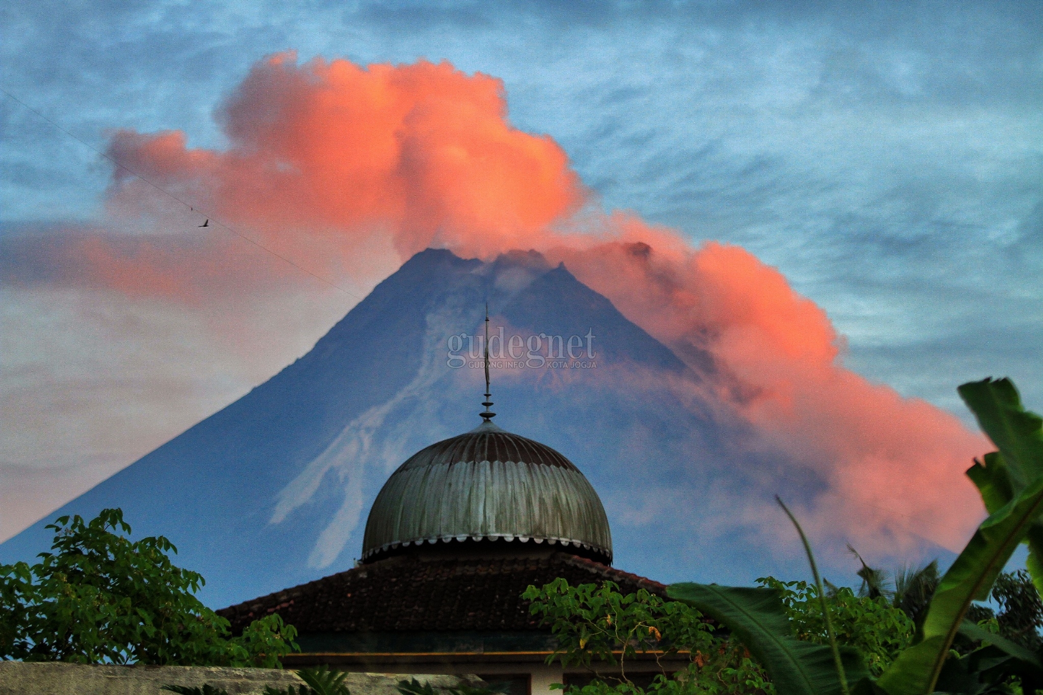 Merapi Muntahkan 6 Kali Guguran Lava Pijar, Arah Luncuran Ke Barat Merapi Muntahkan 6 Kali Guguran Lava Pijar, Arah Luncuran Ke Barat