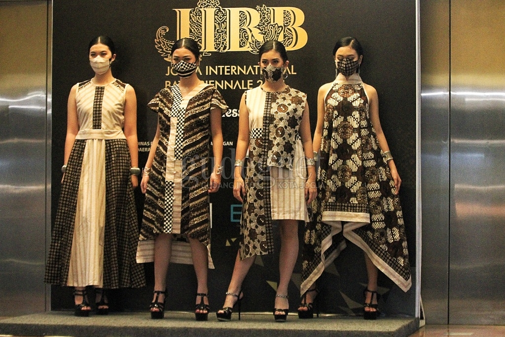 6 Desainer Milenial Tampilkan Busana Batik di Fashion Show Borderless Batik 6 Desainer Milenial Tampilkan Busana Batik di Fashion Show Borderless Batik