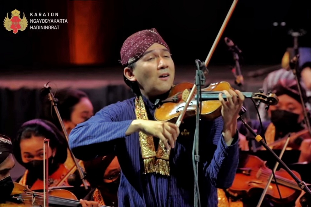 Violis Iskandar Widjaja Pukau Sultan pada Konser Royal Orchestra Violis Iskandar Widjaja Pukau Sultan pada Konser Royal Orchestra