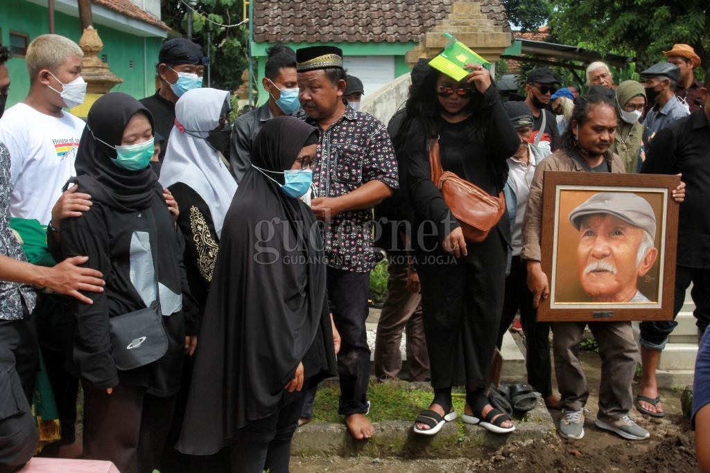 Isak Tangis Keluarga Iringi Pemakaman Seniman Azwar AN Isak Tangis Keluarga Iringi Pemakaman Seniman Azwar AN