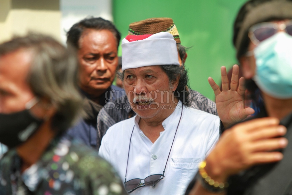 Cak Nun Kehilangan Sosok Seniman Azwar AN Cak Nun Kehilangan Sosok Seniman Azwar AN