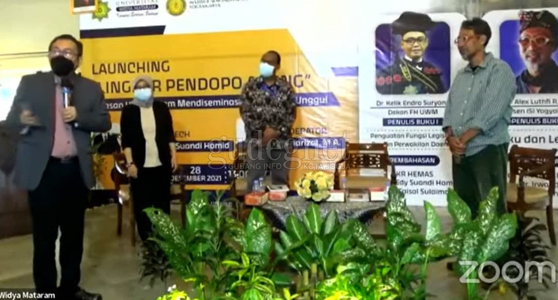 Dua Bedah Buku Tandai Peluncuran Lingkar Pendopo Agung UWM Dua Bedah Buku Tandai Peluncuran Lingkar Pendopo Agung UWM