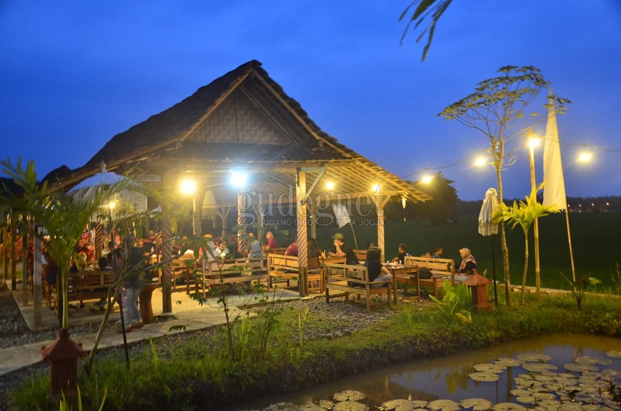 Pariboro: Kuliner Ndeso, Hamparan Sawah dan Perbukitan Menoreh Pariboro: Kuliner Ndeso, Hamparan Sawah dan Perbukitan Menoreh