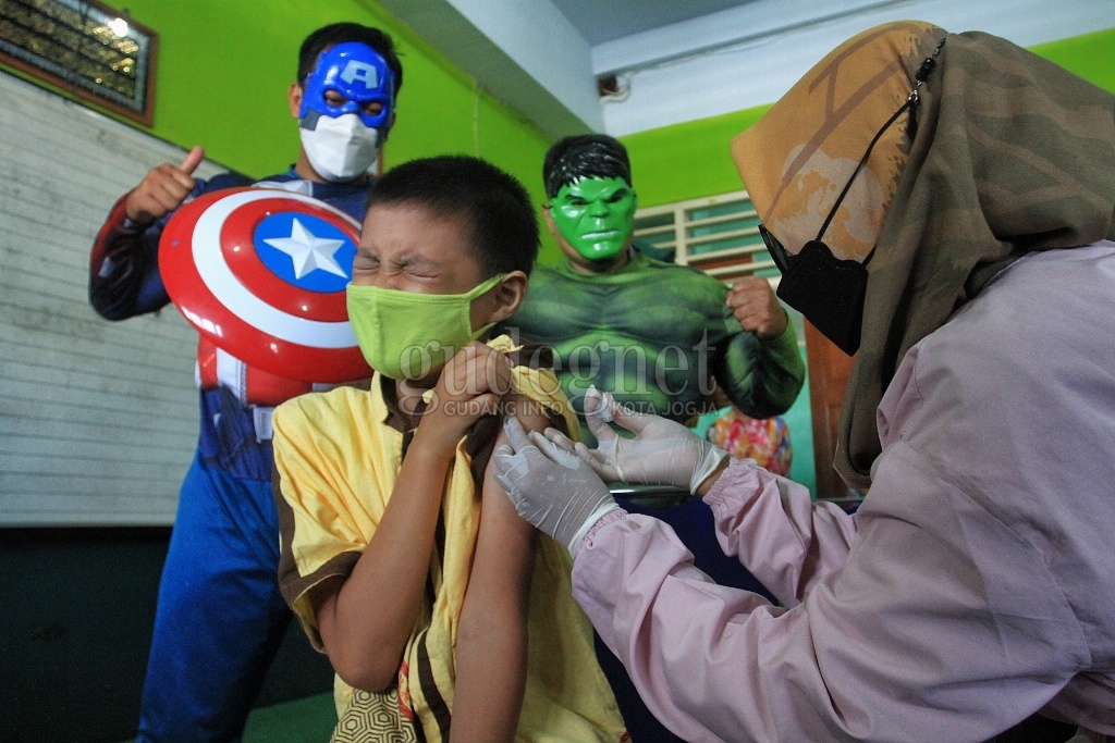 Captain America dan Hulk Temani Siswa SD Syuhada Divaksin Captain America dan Hulk Temani Siswa SD Syuhada Divaksin