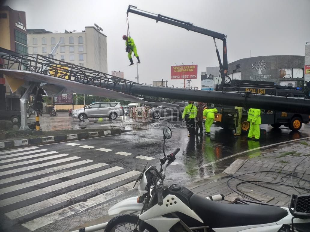 Hindari Perempatan Ringroad Condongcatur, Baliho Besar Roboh Hindari Perempatan Ringroad Condongcatur, Baliho Besar Roboh