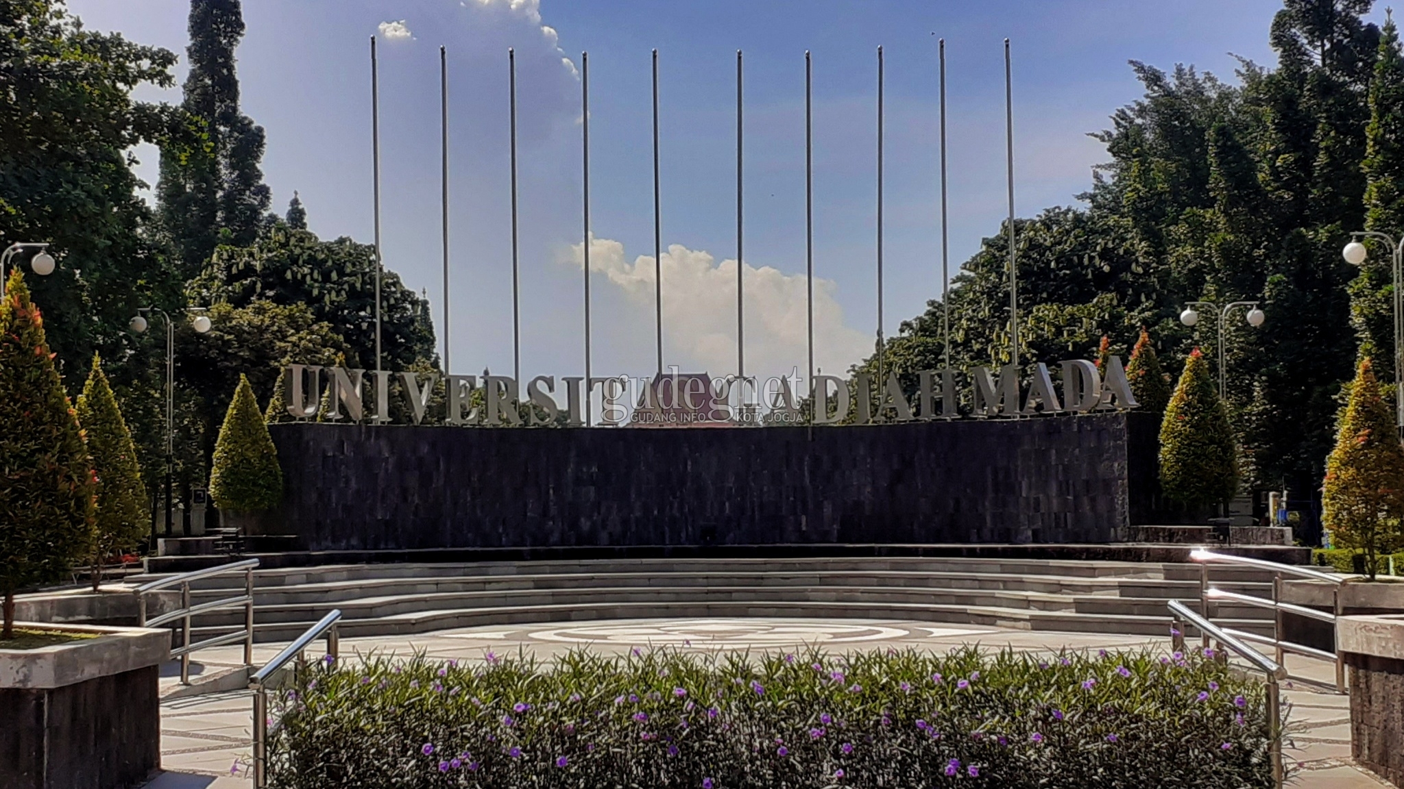 UGM Miliki Apotek Hewan Pertama di Indonesia UGM Miliki Apotek Hewan Pertama di Indonesia