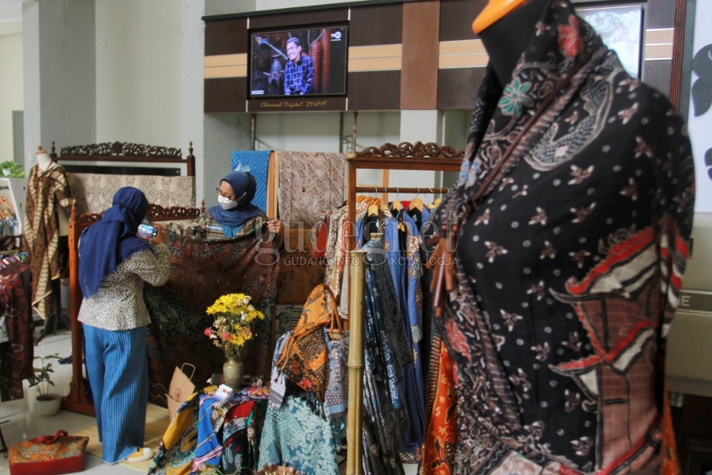 Pameran Batik dan Tenun Digelar di Lobi TVRI Pameran Batik dan Tenun Digelar di Lobi TVRI