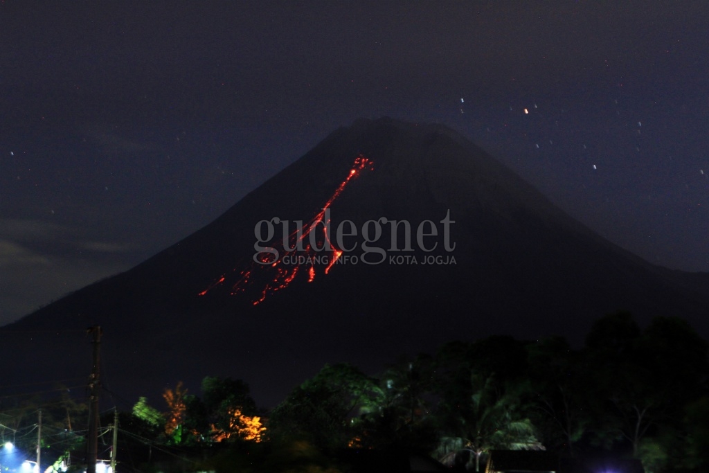 Merapi Luncurkan Awan Panas Sejauh 2 Km ke Arah Sungai Bebeng Merapi Luncurkan Awan Panas Sejauh 2 Km ke Arah Sungai Bebeng