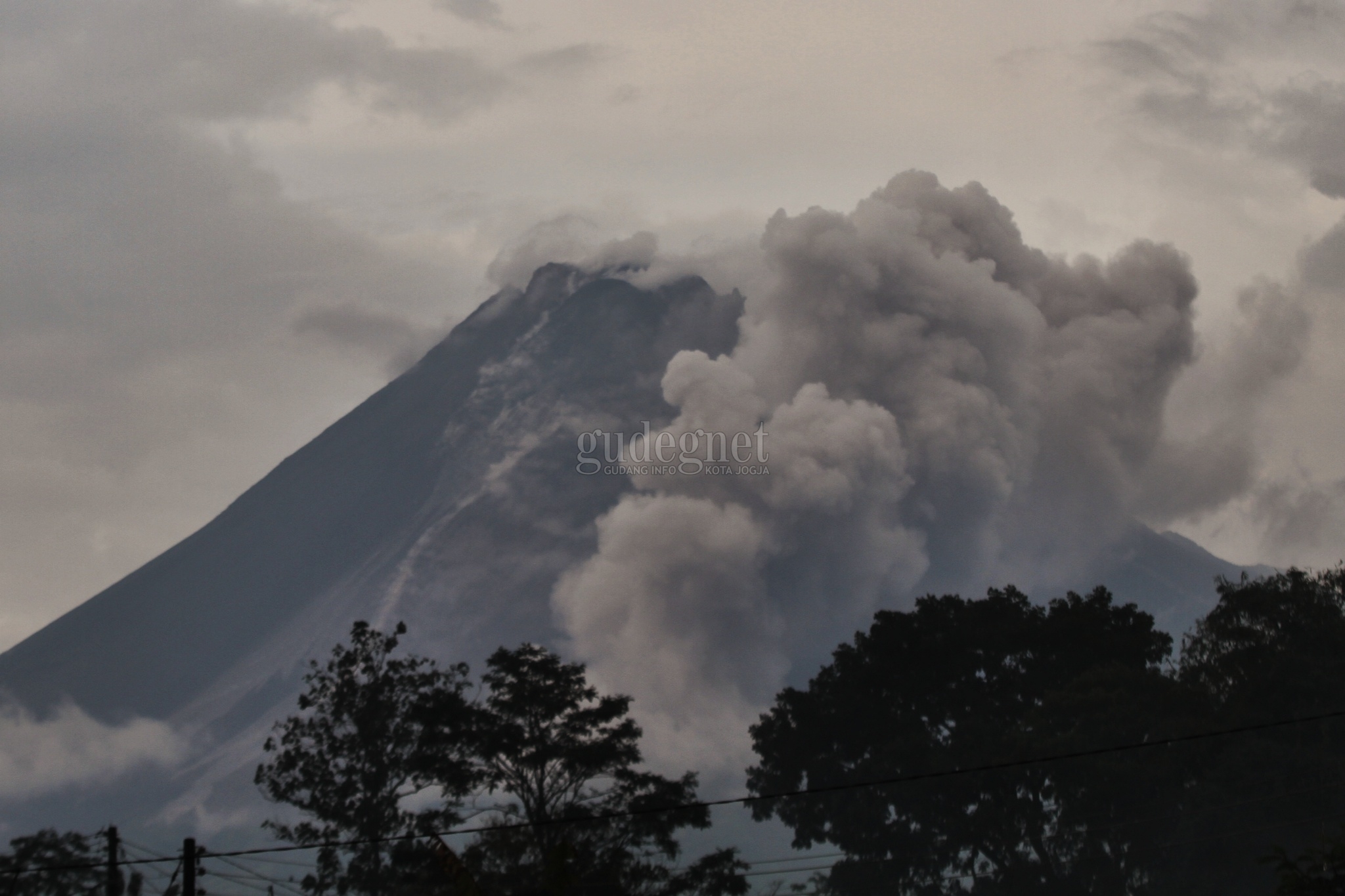 Merapi Muntahkan 3 Kali Awan Panas dalam Waktu Berdekatan Merapi Muntahkan 3 Kali Awan Panas dalam Waktu Berdekatan