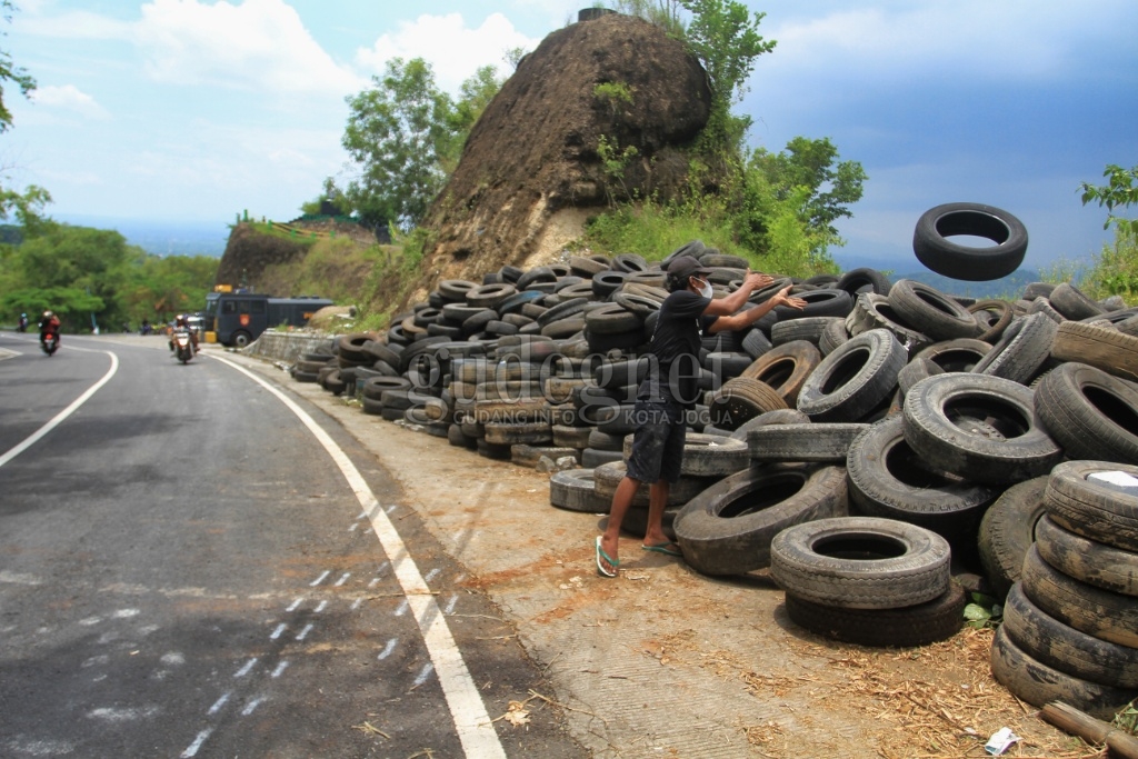Aksi Peduli, Sejumlah Komunitas Pasang 1.000 Ban Bekas di Bukit Bego, Mangunan Aksi Peduli, Sejumlah Komunitas Pasang 1.000 Ban Bekas di Bukit Bego, Mangunan