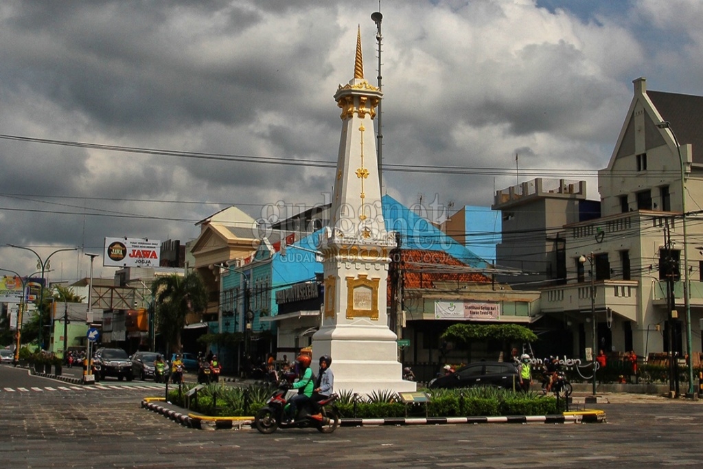 Prakiraan Cuaca Esok Hari, Berawan dan Berpotensi Hujan Petir di Malam Hari Prakiraan Cuaca Esok Hari, Berawan dan Berpotensi Hujan Petir di Malam Hari