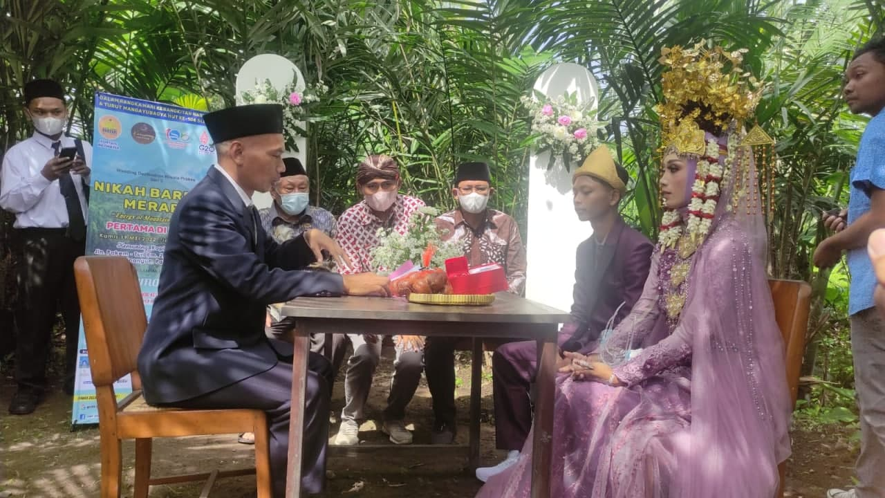 Tujuh Pasang Pengantin Ikuti Nikah Massal di Kebun Salak Tujuh Pasang Pengantin Ikuti Nikah Massal di Kebun Salak