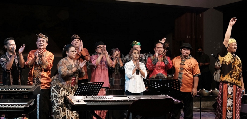 "Umbul Donga" Pagelaran Musik Dari Kuaetnika Peringati 1000 Hari G. Djaduk Ferianto "Umbul Donga" Pagelaran Musik Dari Kuaetnika Peringati 1000 Hari G. Djaduk Ferianto