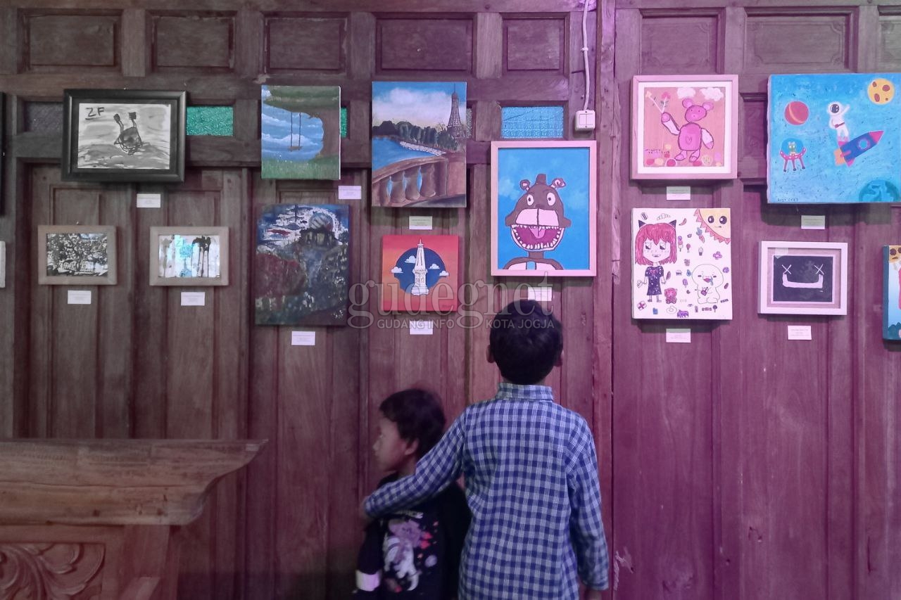 Melatih Keberanian dan Kepekaan Rasa Anak-anak Melalui Pajang Karya Melatih Keberanian dan Kepekaan Rasa Anak-anak Melalui Pajang Karya