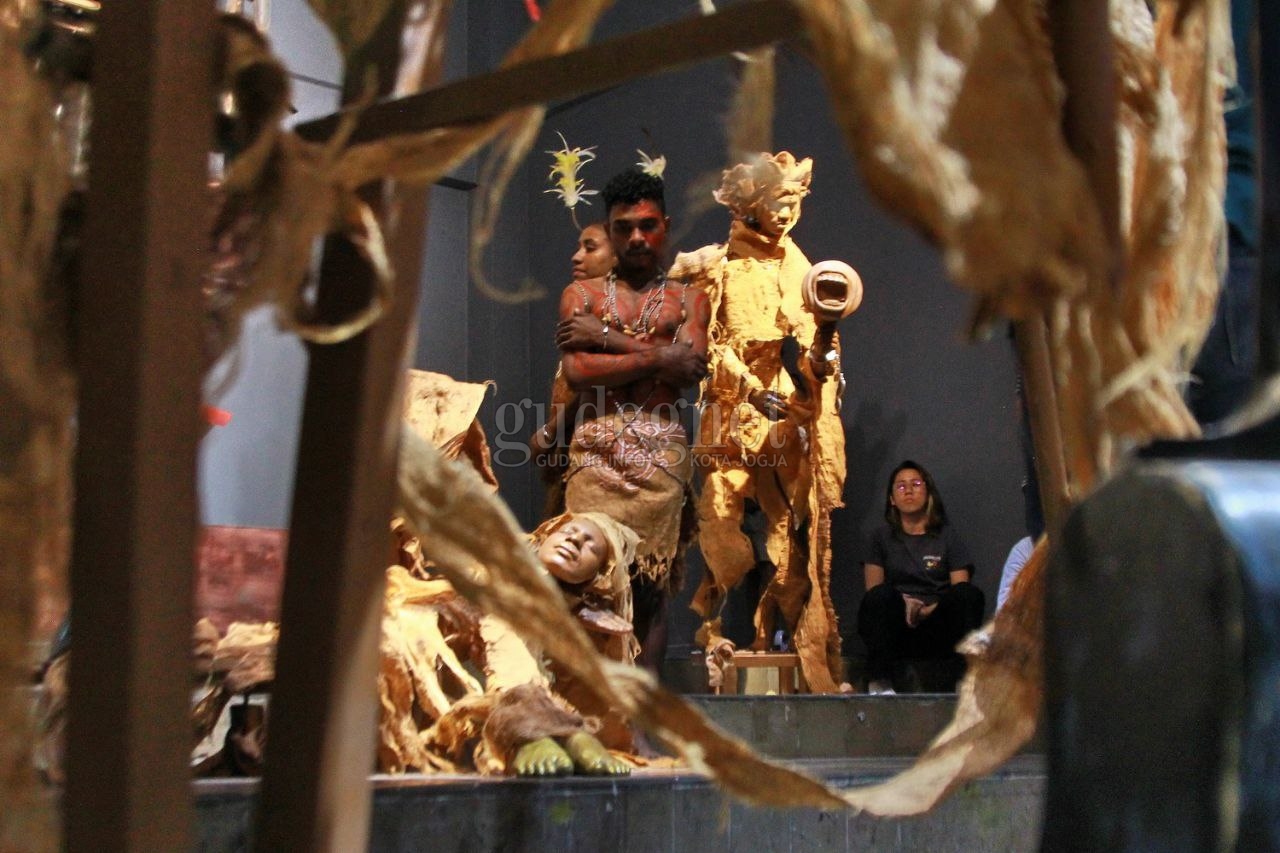 AAAAAHHHHH, Minsa Sbur Kuwa, dan Social Sculpture Kaum Muda Papua atas Realitas Tanah Kelahirannya. AAAAAHHHHH, Minsa Sbur Kuwa, dan Social Sculpture Kaum Muda Papua atas Realitas Tanah Kelahirannya.