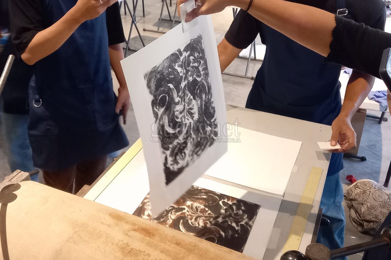 “Carborundum Collagraph”, Eksplorasi Teknik Brush Strokes dalam Printmaking “Carborundum Collagraph”, Eksplorasi Teknik Brush Strokes dalam Printmaking