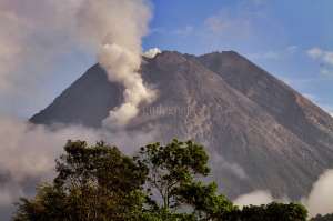 Merapi Alami 943 Gempa Guguran