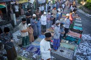 Salat Id Berjamaah Di Masjid dan Lapangan Boleh, Ini Syaratnya