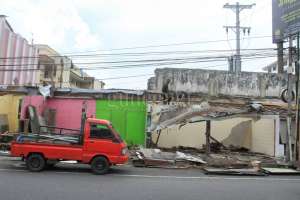 Kios PKL di Jalan Mataram Mulai Dibongkar