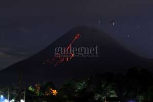 Merapi Luncurkan Awan Panas Sejauh 2 Km ke Arah Sungai Bebeng