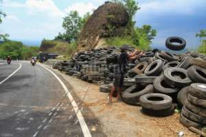 Aksi Peduli, Sejumlah Komunitas Pasang 1.000 Ban Bekas di Bukit Bego, Mangunan